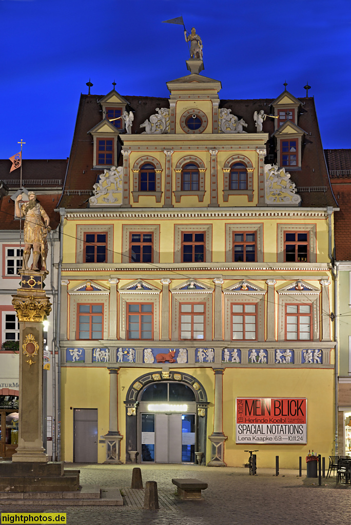 Erfurt. Kunsthalle Erfurt ehemals Galerie am Fischmarkt im Haus zum Roten Ochsen. Erbaut 1562 für Ratsherr Jacob Naffzer. Davor Denkmal mit Römer. Fischmarkt 7