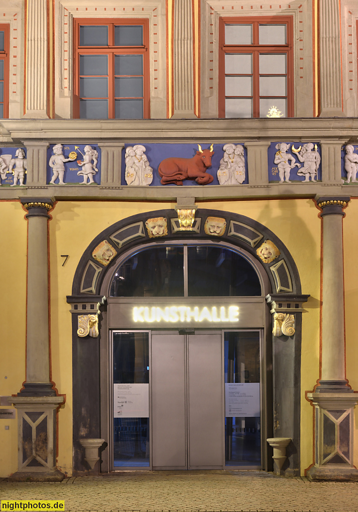Erfurt. Kunsthalle Erfurt ehemals Galerie am Fischmarkt im Haus zum Roten Ochsen. Erbaut 1562 für Ratsherr Jacob Naffzer. Korbbogenportal mit Sitznischen. Fischmarkt 7