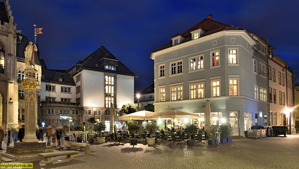Erfurt. Römer. Krieger mit Stadtfahne von Erfurt. Erschaffen 1591 von Israel von der Milla. Aufgestellt 1886. Säule aus 18.Jhdt. Geschäftshaus mit Sparkasse. Ristorante Fellini. Fischmarkt