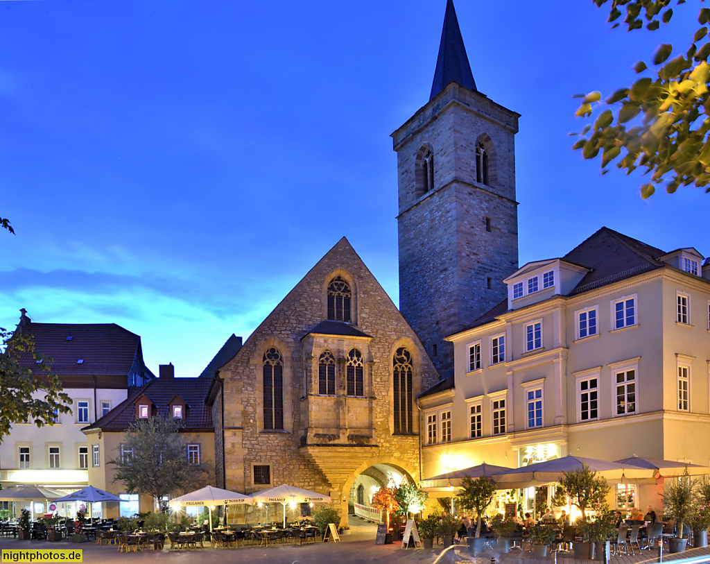Erfurt. Wenigemarkt. Stadtplatz als Fussgängerzone. Erste Erwähnung 1217. Randbebauung mit evangelischer Brückenkopfkirche gotisch erbaut 1293-1325