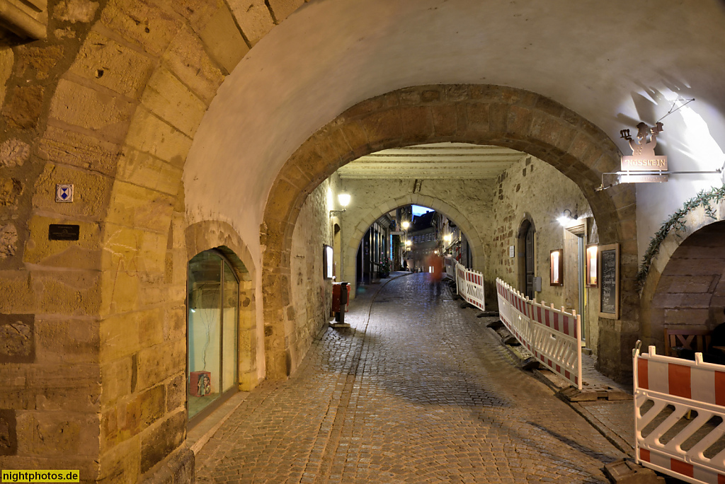 Erfurt. Tordurchgang unter Ägidienkirche zur Krämerbrücke. Restaurant Nüsslein