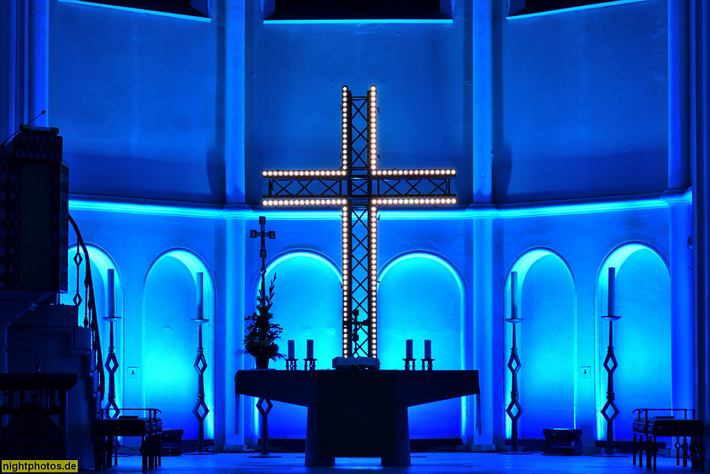 Berlin Schöneberg. Evangelische Zwölf-Apostel-Kirche. Erbaut 1871-1874 nach Plan von Friedrich August Stüler. Illumination von LichtWerk Berlin. An der Apostelkirche