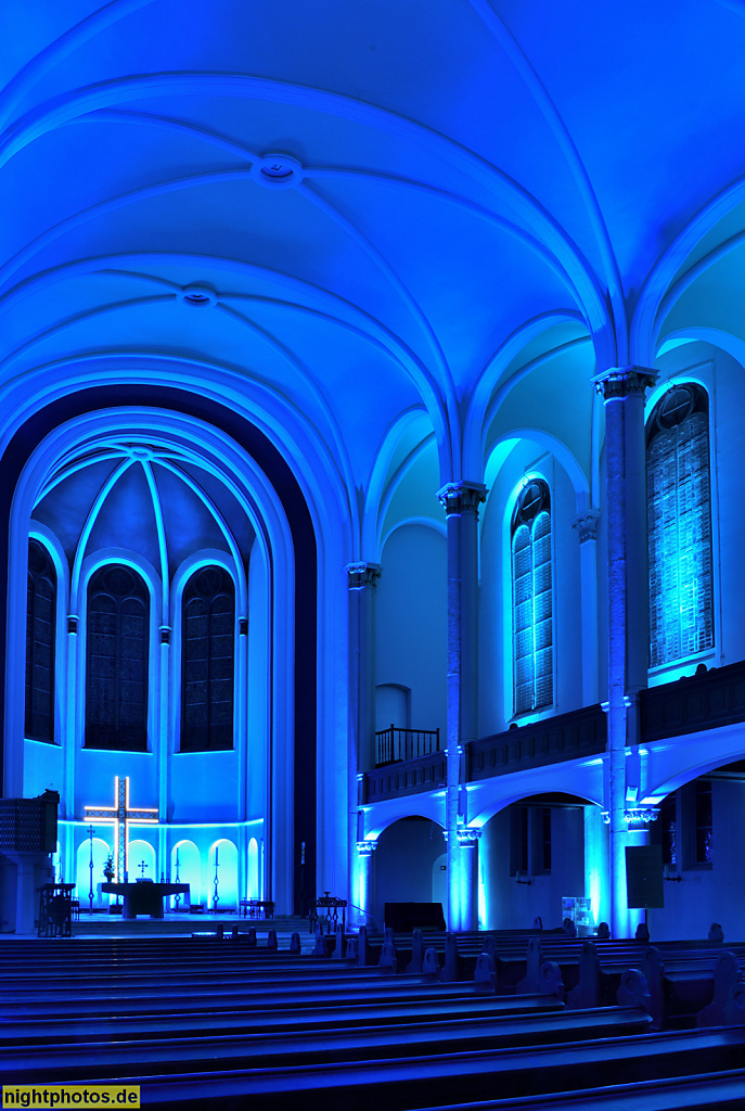 Berlin Schöneberg. Evangelische Zwölf-Apostel-Kirche. Erbaut 1871-1874 nach Plan von Friedrich August Stüler. Illumination von LichtWerk Berlin. An der Apostelkirche