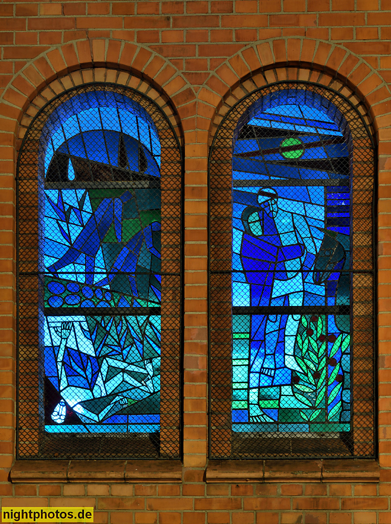 Berlin Schöneberg. Evangelische Zwölf-Apostel-Kirche. Erbaut 1871-1874 nach Plan von Friedrich August Stüler. Kirchenfenster von Alfred Kothe eingebaut von Kunstglaserei Detlev Graw 1960-1992. An der Apostelkirche