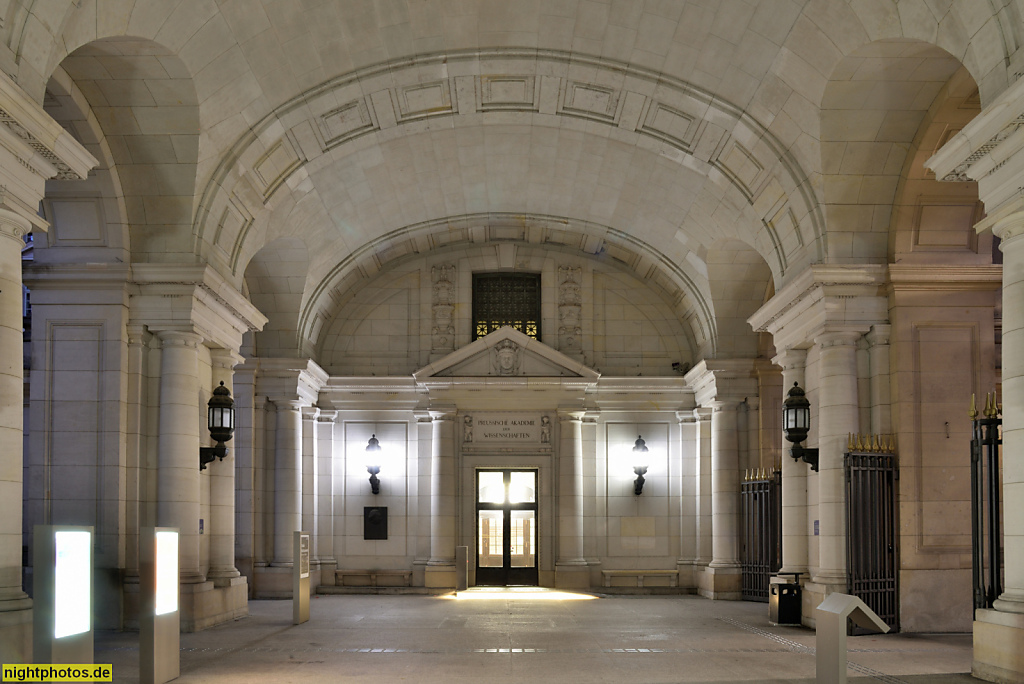 Berlin Mitte. Staatsbibliothek zu Berlin. Erbaut 1903-1914 von Ernst Ihne in Neobarock für Kaiser Wilhelm II. Hauptportal. Unter den Linden 8