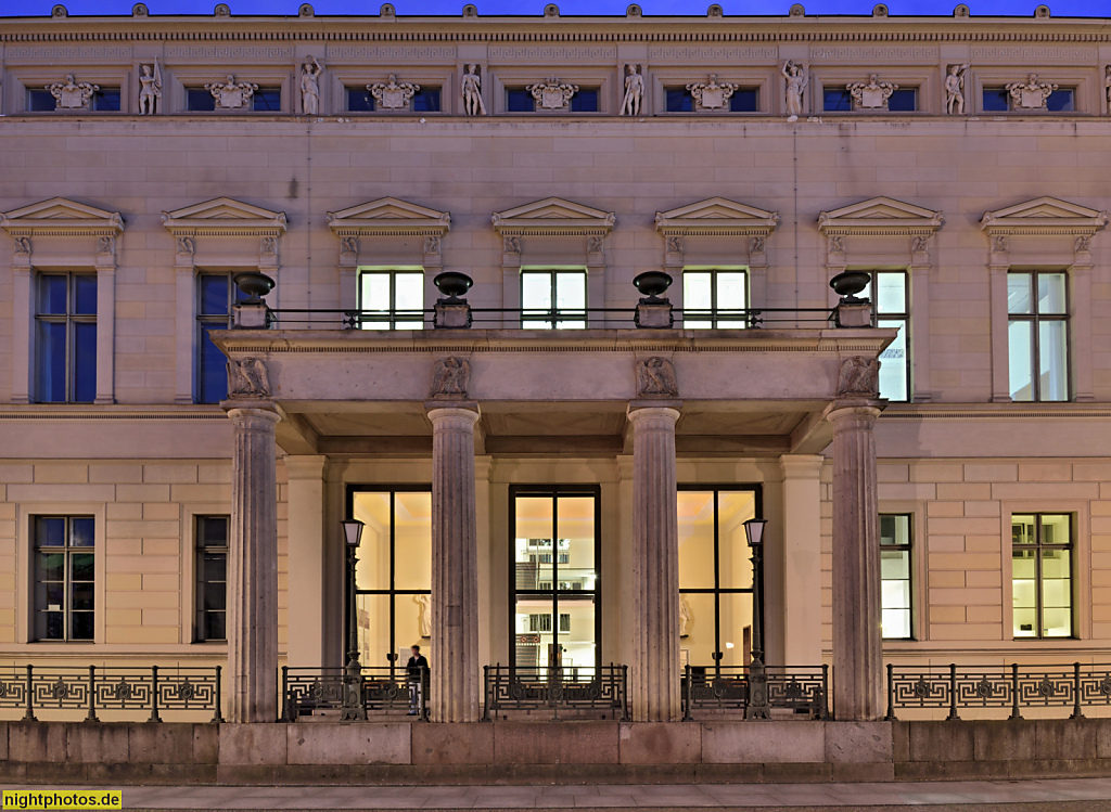 Berlin Mitte. Altes Palais im Forum Fridericianum. Erbaut 1834-1837 klassizistisch von Carl Ferdinand Langhans. Späterer Arbeitssitz von Kaiser Wilhelm I. Wiederaufbau 1963-1964. Unter den Linden 9