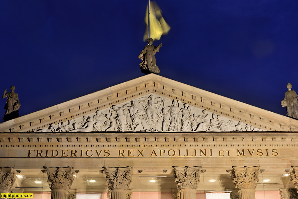 Berlin Mitte. Staatsoper Unter den Linden. Erbaut 1741-1743 von Georg Wenzeslaus von Knobelsdorff in Rokoko für Friedrich den Grossen. Giebelrelief entworfen 1844 von Ernst Rietschel. Unter den Linden 7