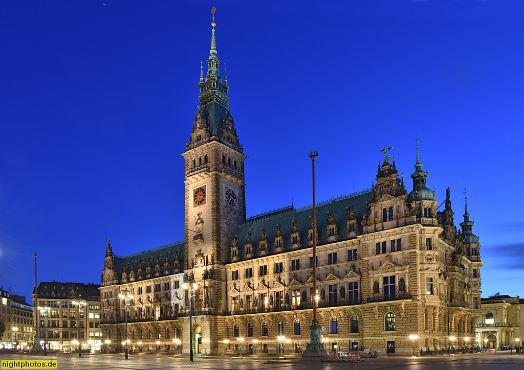 Hamburg Rathaus. Erbaut 1886-1897 von Martin Haller und Leopold Lamprecht und anderen in Neorenaissance aus Sandstein mit Mittelturm. Rathausmarkt