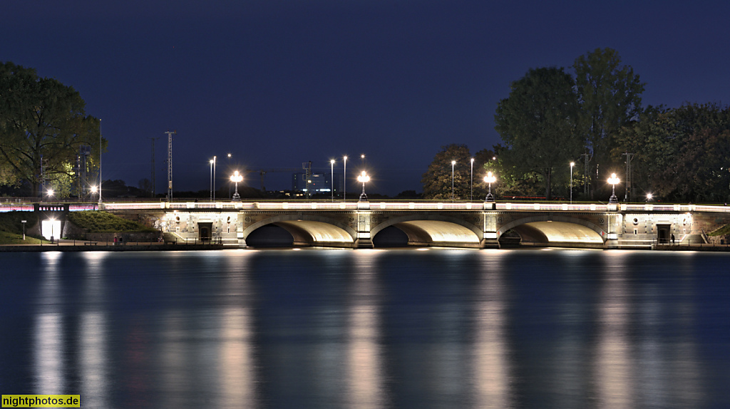 Hamburg. Lombardsbrücke über die Binnenalster. Erbaut 1865 als neue Steinbrücke von Johann Hermann Maack. Verbreitert 1902