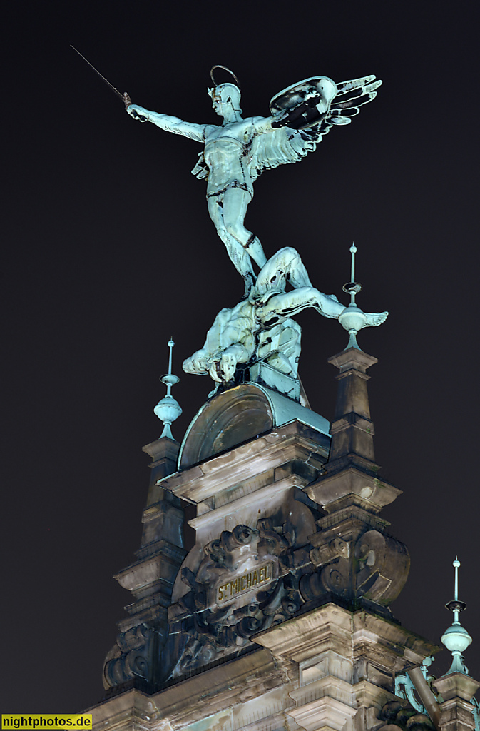 Hamburg Rathaus. Erbaut 1886-1897 von Martin Haller und Leopold Lamprecht und anderen in Neorenaissance aus Sandstein. St. Michael. Rathausmarkt