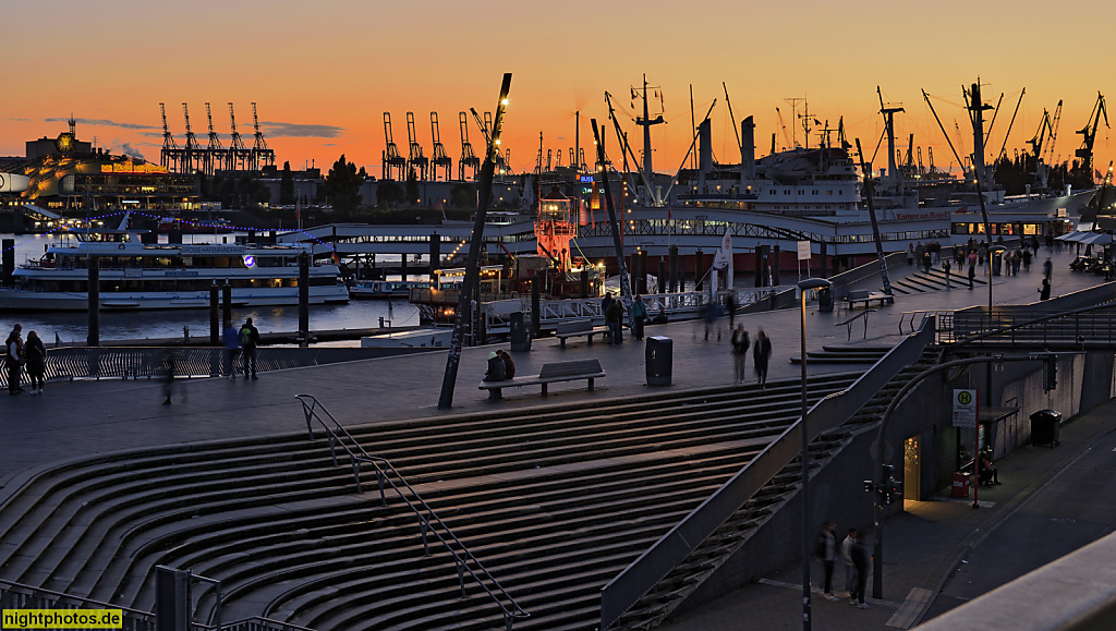 Hamburg. Jan-Fedder-Promenade. Hafen mit Feuerschiff LV13 erbaut 1952 als Museums- und Restaurantschiff. Ausflugsschiffe Hafenrundfahrt Hafenkräne