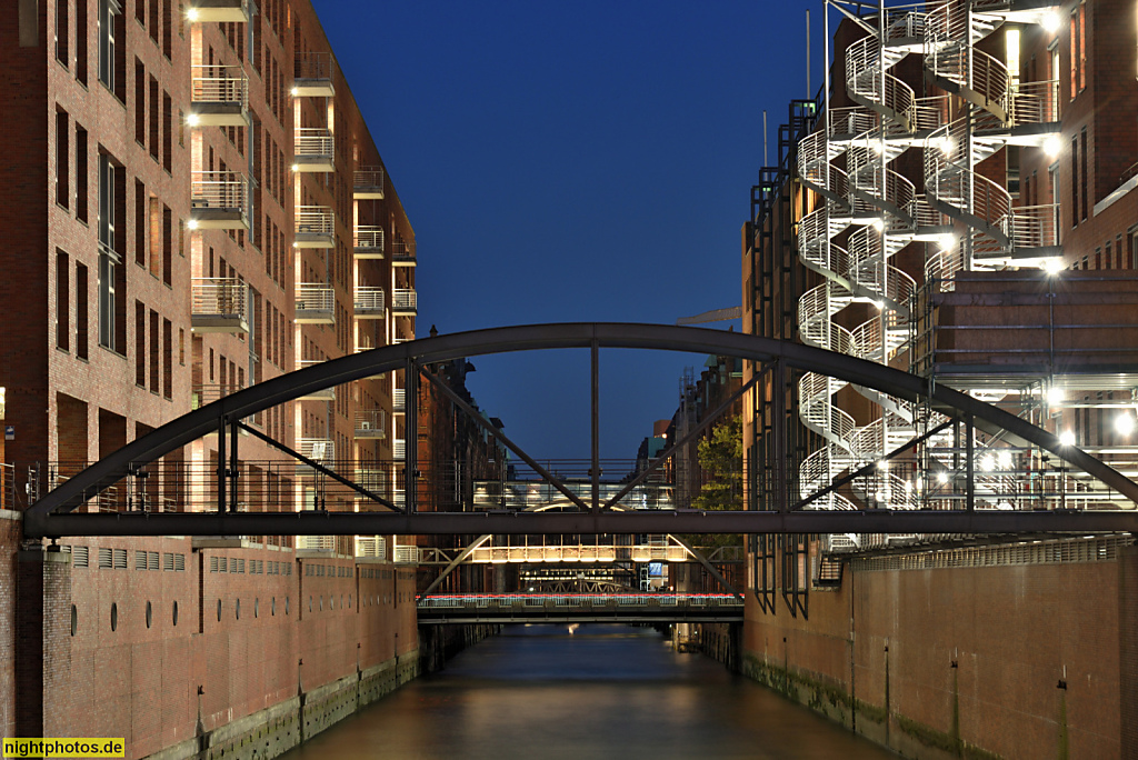 Hamburg. Kehrwiederfleet. US Generalkonsulat (links). Hanseatic Trade Center mit Columbushaus (rechts) erbaut 2002 von Architekten Nägele Hofmann Tiedemann und Partner