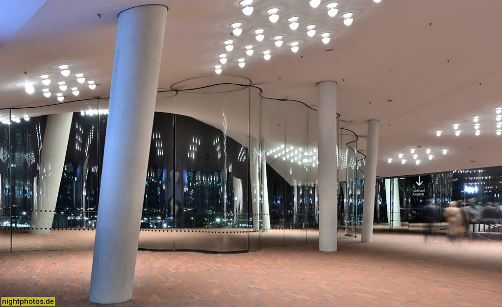 Hamburg. Elbphilharmonie. Erbaut 2007-2016 von Architekturbüro Herzog & de Meuron auf dem Kaispeicher A von 1963 durch Hochtief. Aussichtsebene