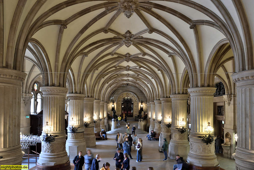 Hamburg Rathaus erbaut 1886-1897 von Martin Haller in Neorenaissance. Eingangsbereich als Säulenhalle 'Diele'