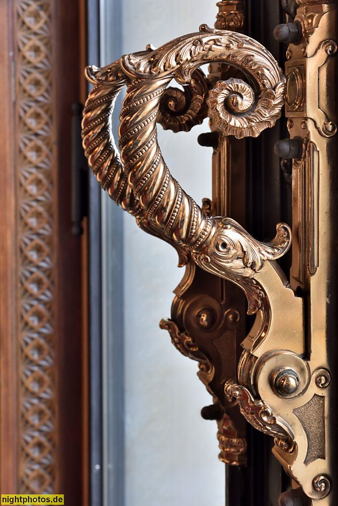 Hamburg Rathaus erbaut 1886-1897 von Martin Haller in Neorenaissance. Fenstergriff im Kaisersaal