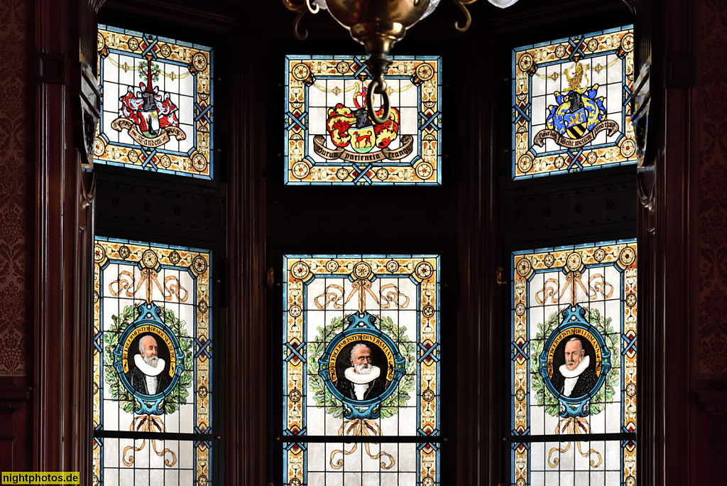 Hamburg Rathaus erbaut 1886-1897 von Martin Haller in Neorenaissance. Bürgermeisteramtszimmer mit Glasmalerei