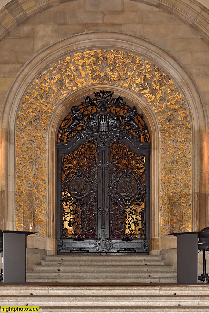 Hamburg Rathaus erbaut 1886-1897 von Martin Haller in Neorenaissance. Eingangsbereich Diele. Gittertor zum Senatstreppenhaus im Goldgewand von Bildhauer Karl Börner
