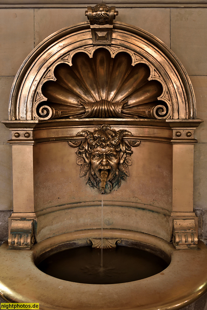 Hamburg Rathaus erbaut 1886-1897 von Martin Haller in Neorenaissance. Eingangsbereich als Säulenhalle 'Diele'.  Wasserspender aus Bronze