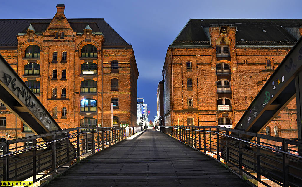 Hamburg Speicherstadt. Speicher erbaut 1887-1888 von Georg Thielen als Backsteinbau. Kibbelsteg über Zollkanal erbaut 2000-2001 von gmp. Speicherhäusern an Pickhuben und Brook