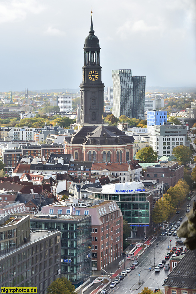 Hamburg. Panorama mit St. Michaelis 'Michel' und Ludwig-Erhard-Strasse. Ausblick vom St. Nikolai Kirchturm