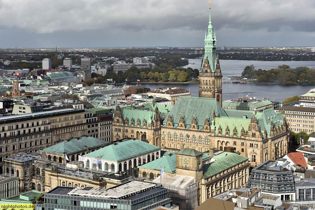 Hamburg. Panorama mit Hamburger Rathaus und Binnenalster. Ausblick vom St. Nikolai Kirchturm