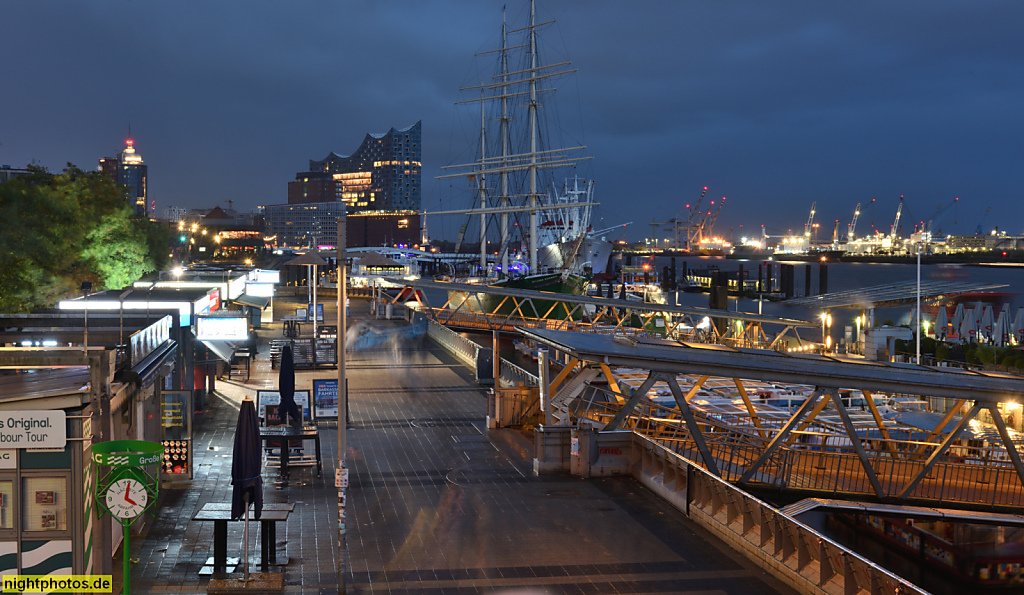 Hamburg. St. Pauli. Landungsbrücken. Erbaut 1907-1909 von Architektengemeinschaft Raabe iund Wöhlecke. Brücke 1 und 2. Wiederaufbau 1953-1955. Hinten Dreimast-Segler Rickmer Rickmers vor Elbphilharmonie