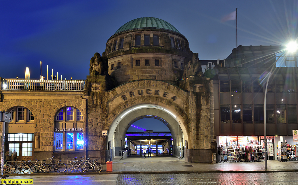 Hamburg. St. Pauli. Landungsbrücken. Brücke 4. Erbaut 1907-1909 aus Tuffstein von Ludwig Raabe und Otto Wöhlecke mit Rundkuppel. Bauplastik von Arthur Bock. Wiederaufbau 1953-1955