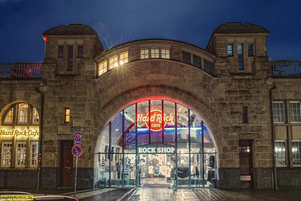 Hamburg. St. Pauli. Landungsbrücken. Brücke 4. Erbaut 1907-1909 aus Tuffstein von Ludwig Raabe und Otto Wöhlecke mit Rock Shop. Bauplastik von Arthur Bock. Wiederaufbau 1953-1955