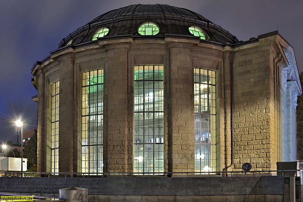 Hamburg. St. Pauli. Landungsbrücken. Brücke 6. Erbaut 1907-1909 aus Tuffstein von Ludwig Raabe und Otto Wöhlecke. Wiederaufbau 1953-1955