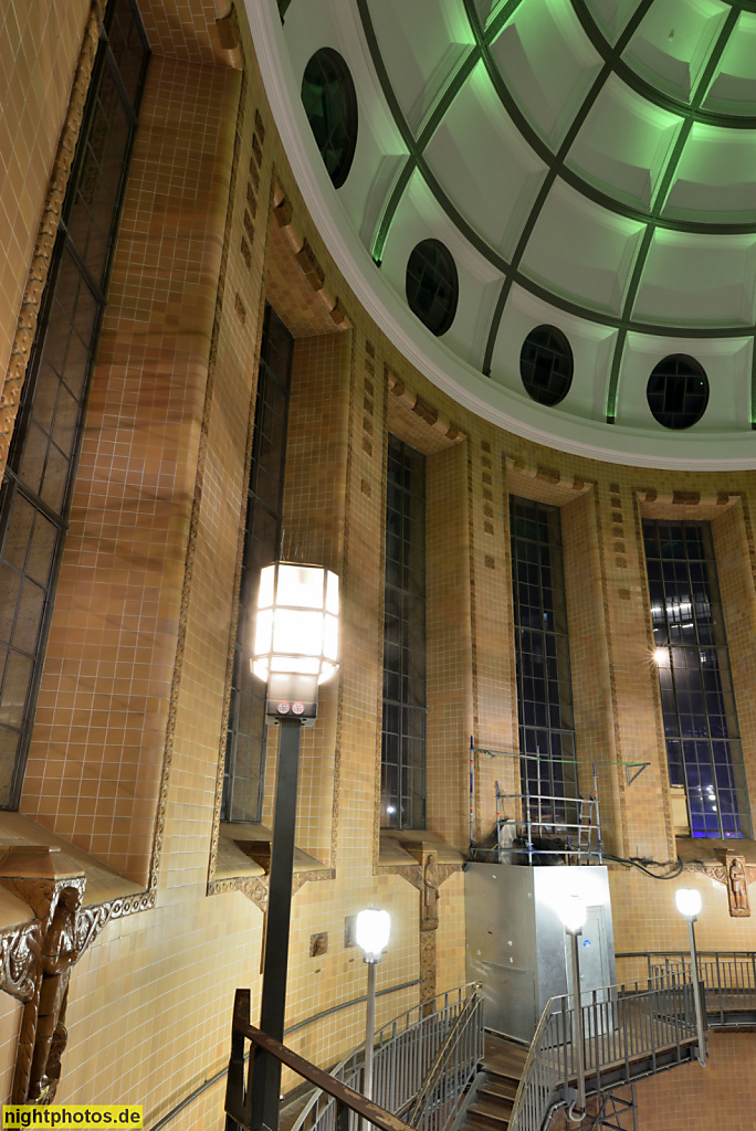 Hamburg. St. Pauli. Alter Elbtunnel. Erbaut 1907-1911 von Ludwig Raabe und Otto Wöhlecke. Zugangsbauwerk Nordseite. Bei den Landungsbrücken