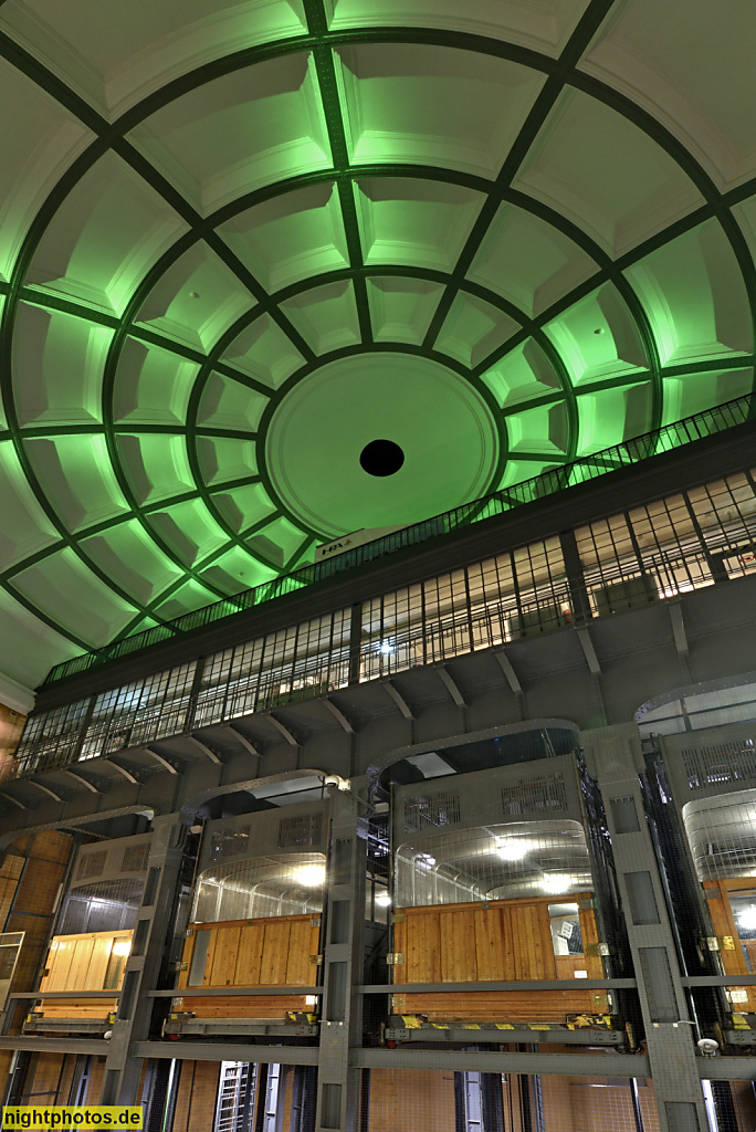 Hamburg. St. Pauli. Alter Elbtunnel. Erbaut 1907-1911 von Ludwig Raabe und Otto Wöhlecke. Zugangsbauwerk Nordseite. Aufzugsanlage