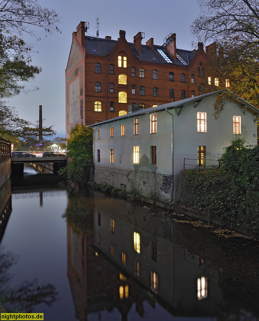 Berlin Mitte Gesundbrunnen. Ehemalige Pankemühle erbaut 1843–1844 als Walkmühle für die Ledergewinnung. Hinten Mietshaus Arnheim erbaut 1892-1893 von Wilhelm Martens. Badstrasse 40a