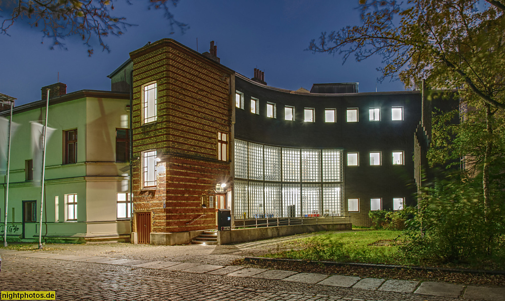 Berlin Mitte Gesundbrunnen. Bibliothek am Luisenbad seit 1995. Erbaut 1888 von Carl Galuschki im Neorenaissance Stil mit Neubau Verwaltung