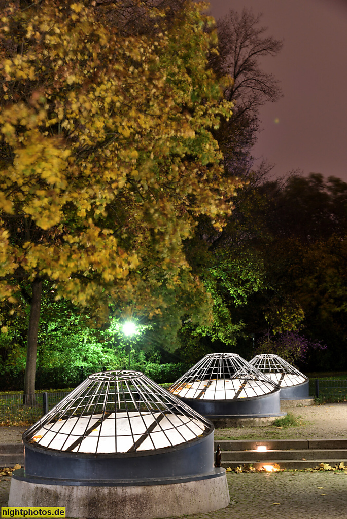 Berlin Mitte Gesundbrunnen. Bibliothek am Luisenbad seit 1995. Erbaut 1888 von Carl Galuschki im Neorenaissance Stil. Oberlicht durch Lichtschacht