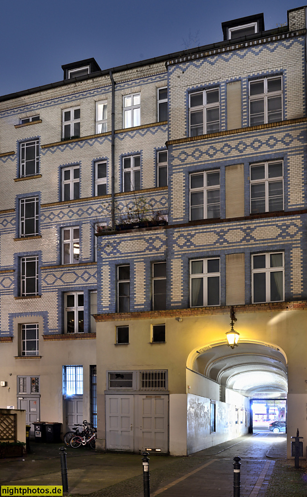 Berlin Mitte Gesundbrunnen. Mietshaus erbaut 1874-1875. Hausrückseite mit Durchgang zur Strasse. Badstrasse 36