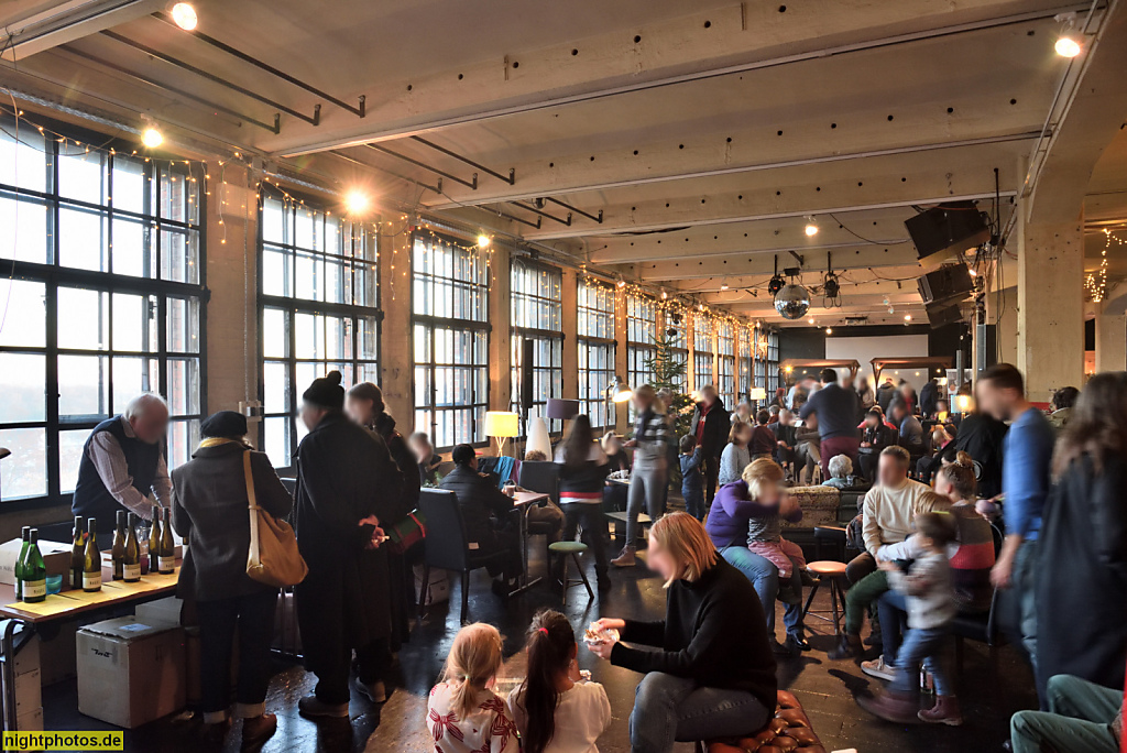 Berlin Lichterfelde. Casino im Goerzwerk. Erbaut 1915-1917 von Joseph Emsters als Fabrikgebäude für Optische Anstalt Carl Paul Goerz AG. Restaurierung seit 2015 durch Mario und Silvio Schobinger. Weihnachtsmarkt. Goerzallee 299