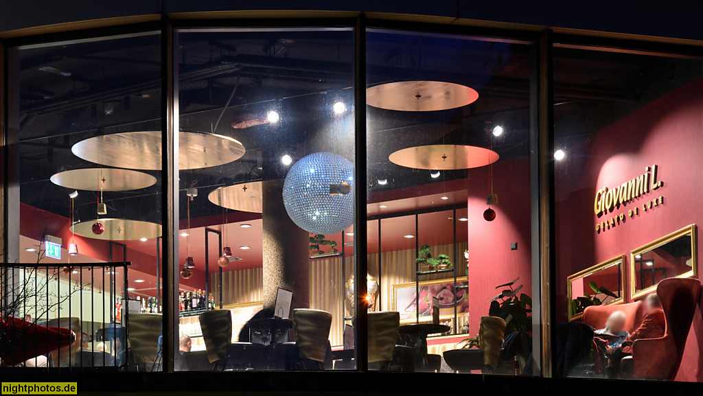 Berlin Steglitz. Boulevard Berlin. Shopping Mall. Einkaufszentrum erbaut 2008-2012 von Ortner und Ortner Baukunst unter GU Aukett und Heese. Giovanni L. Eiscafe. Schlossstrasse 10