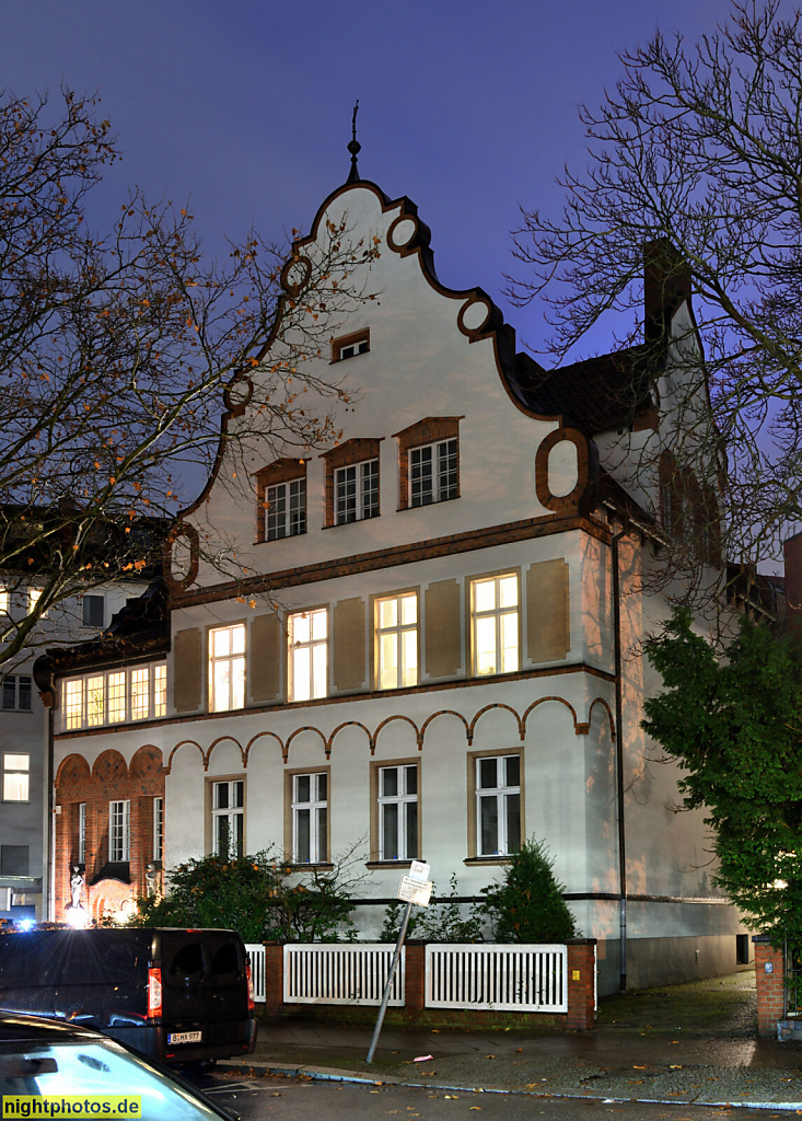 Berlin Steglitz. Mietshaus erbaut 1885-1886 von Fritz Körner. Umbau 1924 von Friedrich Hoffmann und Paul Stephanowitz. Schweifgiebel. Dünther Strasse 11