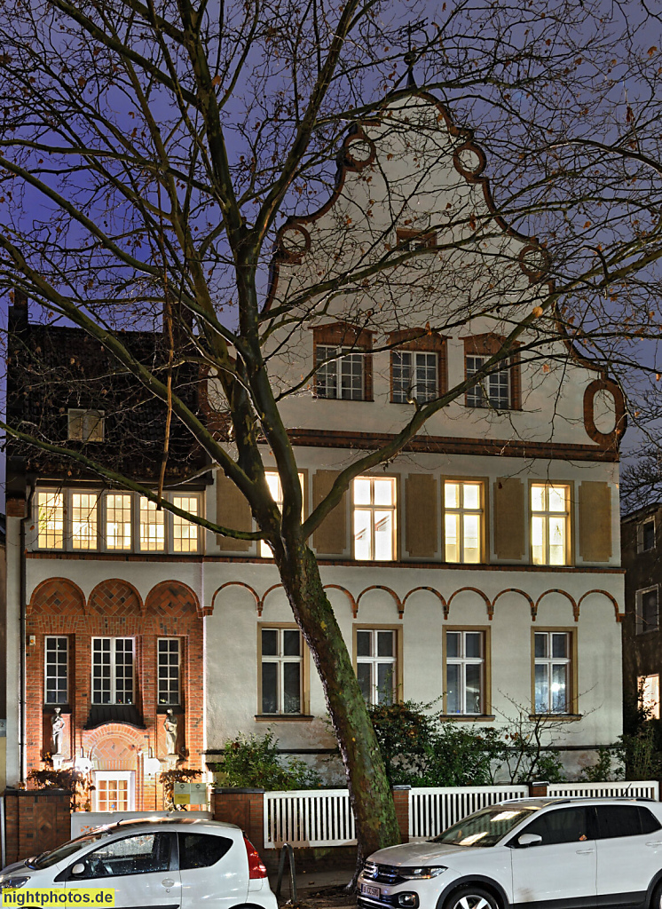 Berlin Steglitz. Mietshaus erbaut 1885-1886 von Fritz Körner. Umbau 1924 von Friedrich Hoffmann und Paul Stephanowitz. Schweifgiebel. Dünther Strasse 11