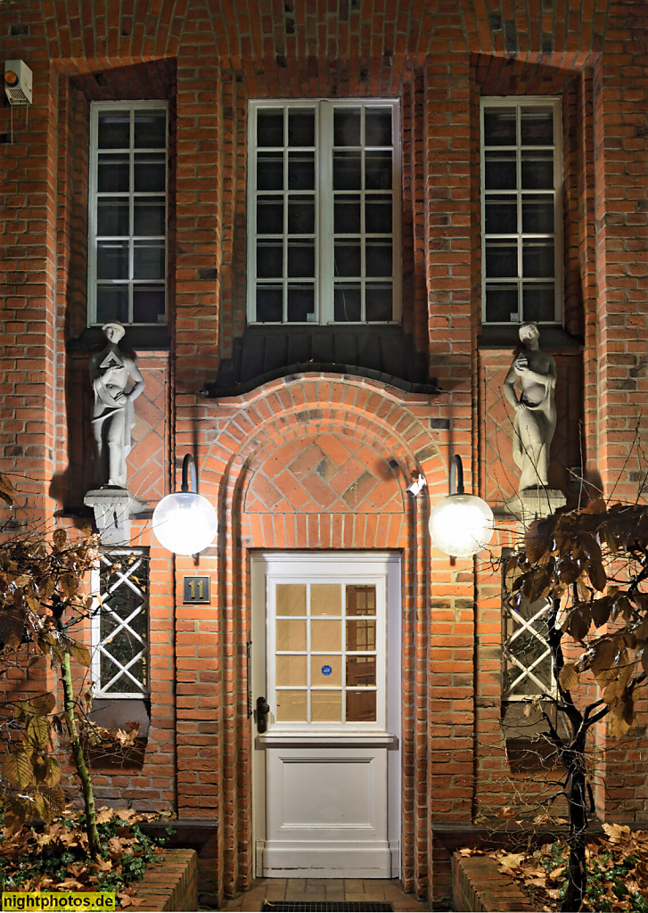 Berlin Steglitz. Mietshaus erbaut 1885-1886 von Fritz Körner. Umbau 1924 von Friedrich Hoffmann und Paul Stephanowitz. Schweifgiebel. Dünther Strasse 11