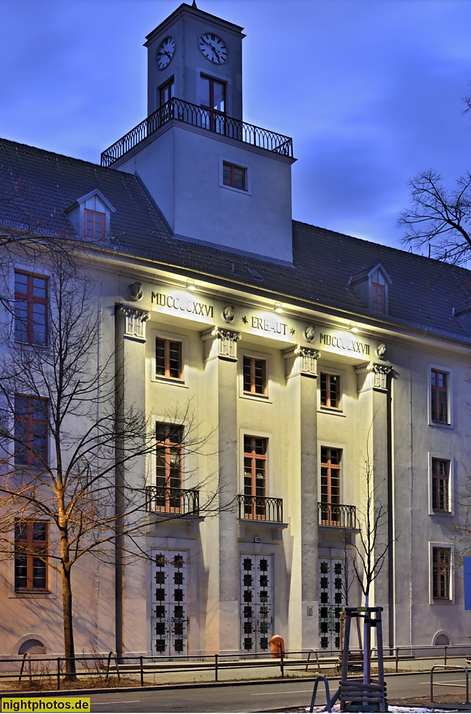 Berlin Weissensee. Primo-Levi-Gymnasium. Haus A. Erbaut 1927 von Joseph Tiedemann als Oberlyzeum. Strassenfront mit Kolossalpilastern. Pistoriusstrasse 133