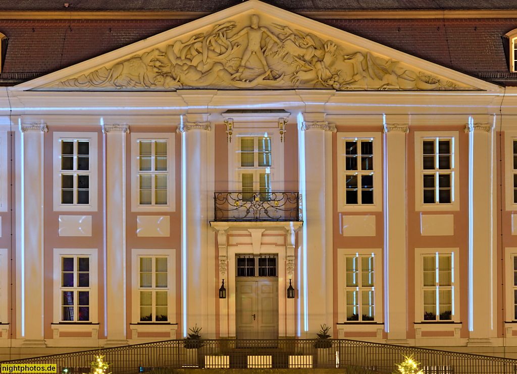 Berlin Lichtenberg. Schloss Friedrichsfelde. Erbaut 1685 als Schloss Rosenfelde von Johann Arnold Nering. Umbau und Erweiterung frühklassizistisch 1719 von Hofbaumeister Martin Heinrich Böhme. Am Tierpark 41