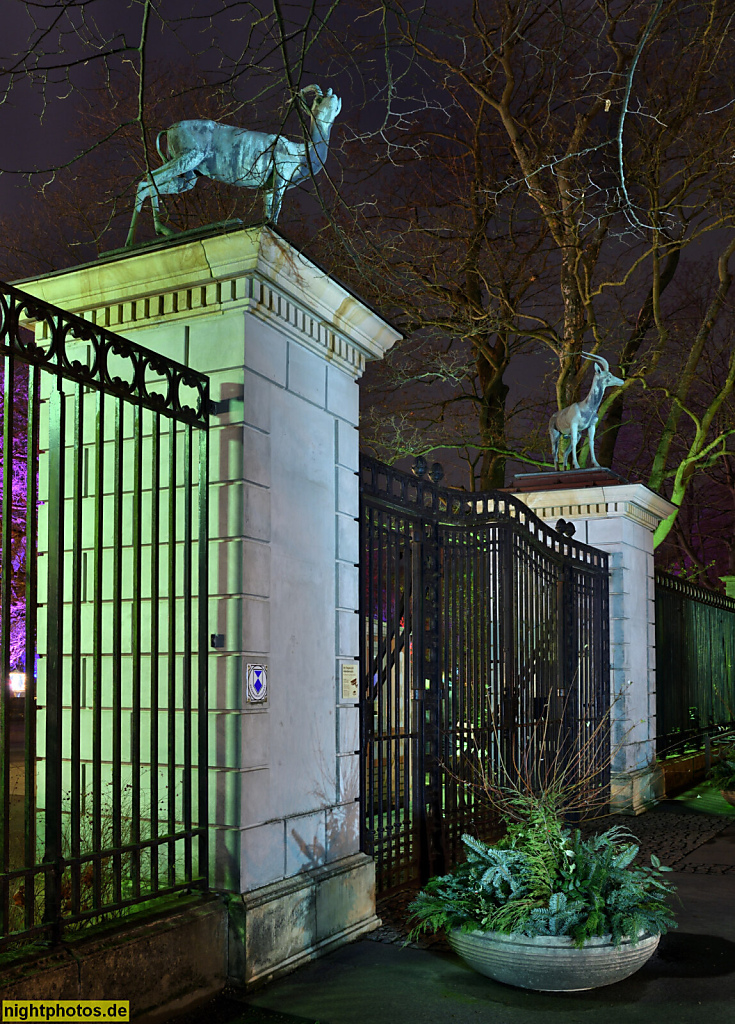 Berlin Lichtenberg. Torpfosten der Alten Wache am Schloss Friedrichsfelde. Schmiedeeisernes Tor von Fritz Kühn. Bronzene Gazellen von Walter Sutkowski errichtet 1956. Am Tierpark 39