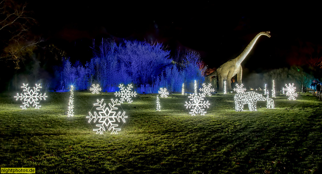 Berlin Lichtenberg. Tierpark Berlin. Dinosaurier mit Weihnachtsschmuck