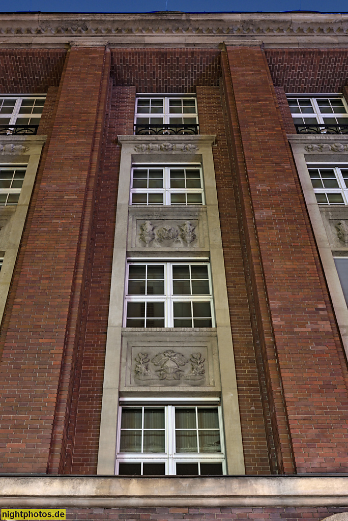 Berlin Friedrichshain. Verwaltungsgebäude der Knorr Bremse AG. Erbaut 1913-1916 von Alfred Grenander und Friedrich Lange und Alfred Fehse. Umbau 1955. Neue Bahnhofstrasse 9-16