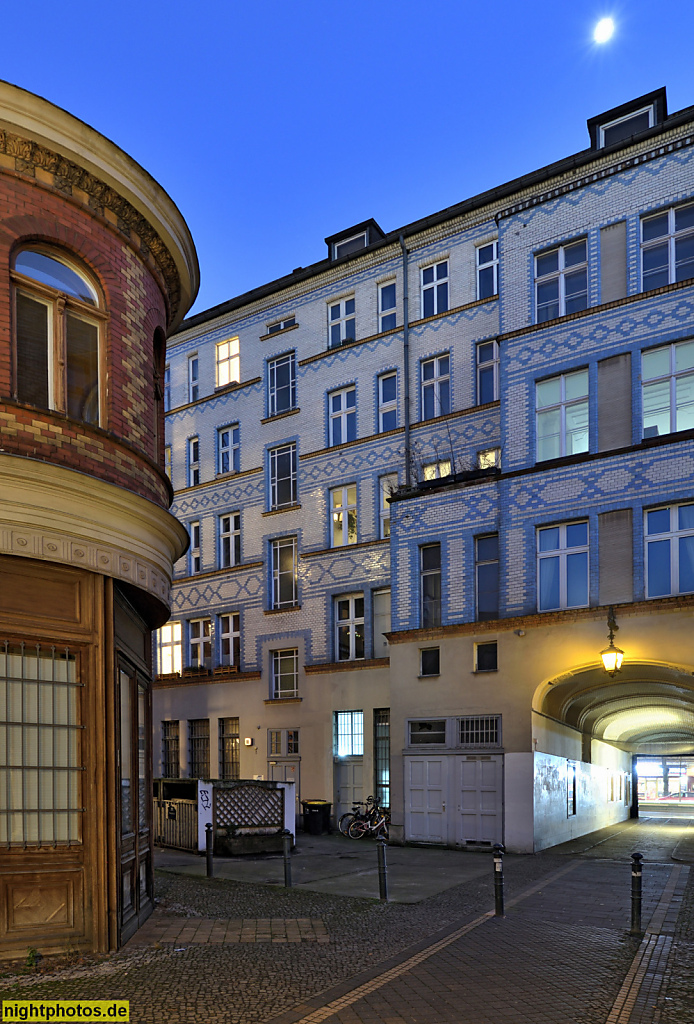 Berlin Mitte Gesundbrunnen. Mietshaus erbaut 1874-1875. Hausrückseite mit Durchgang zur Strasse. Links Seitenflügel Bibliothek. Badstrasse 36