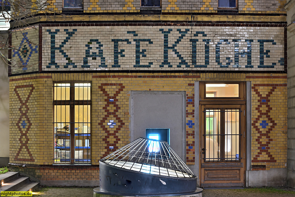 Berlin Mitte Gesundbrunnen. Bibliothek am Luisenbad seit 1995. Erbaut 1888 von Carl Galuschki im Neorenaissance Stil. Küchenanbau von 1905