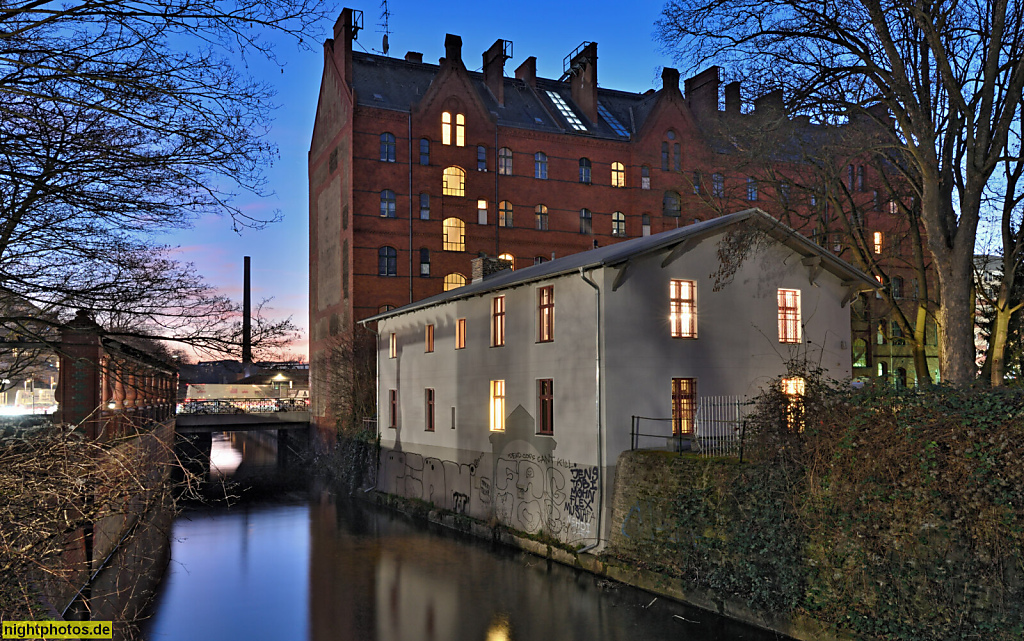 Berlin Mitte Gesundbrunnen. Ehemalige Pankemühle erbaut 1843–1844 als Walkmühle für die Ledergewinnung. Hinten Mietshaus Arnheim erbaut 1892-1893 von Wilhelm Martens. Badstrasse 40a