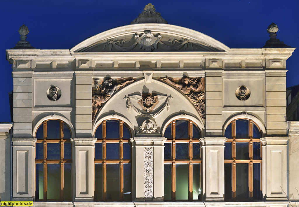 Berlin Mitte Gesundbrunnen. Bibliothek am Luisenbad seit 1995. Erbaut 1888 von Carl Galuschki im Neorenaissance Stil. Bauplastik am Portal