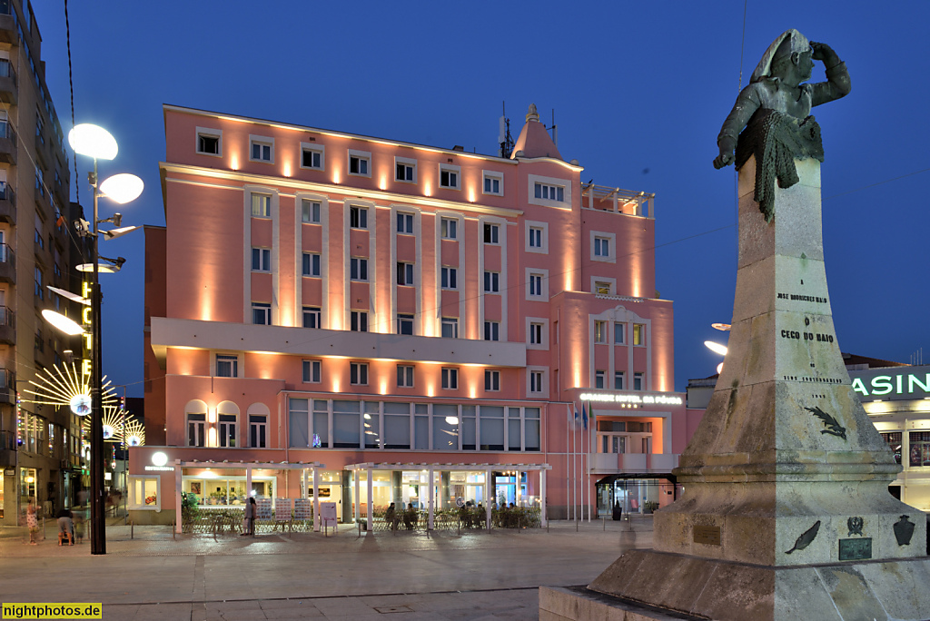 Póvoa de Varzim. Grande Hotel da Povoa. Erbaut nach 1930 von Rogério de Azevedo. Denkmal Cego do Maio. José Rodrigues Maio. Largo de Passeio Alegre